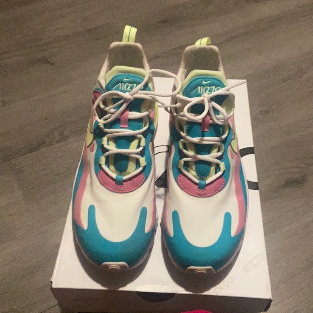 Nike 270